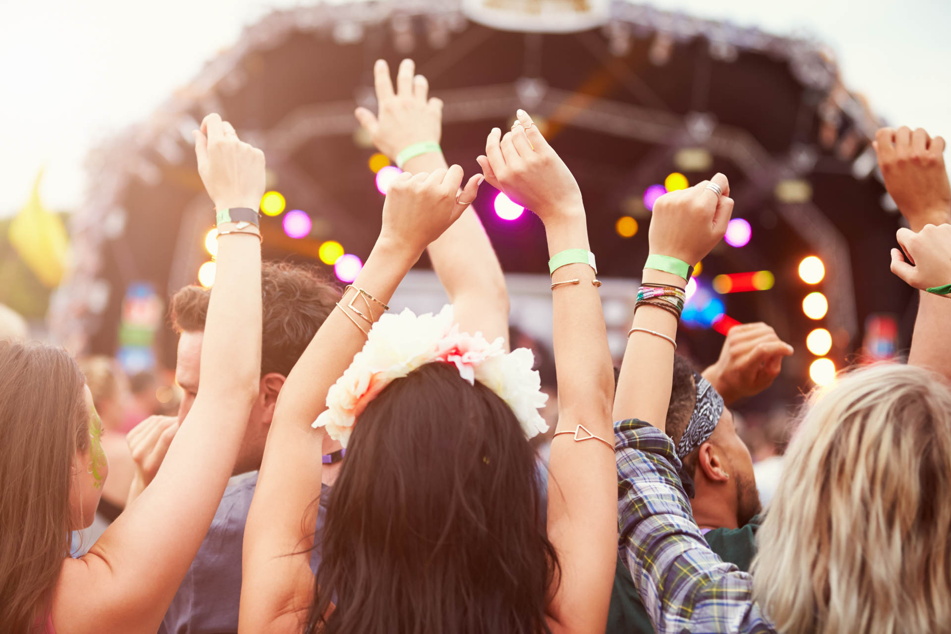 Festivalpublikum med armbåndsbilletter