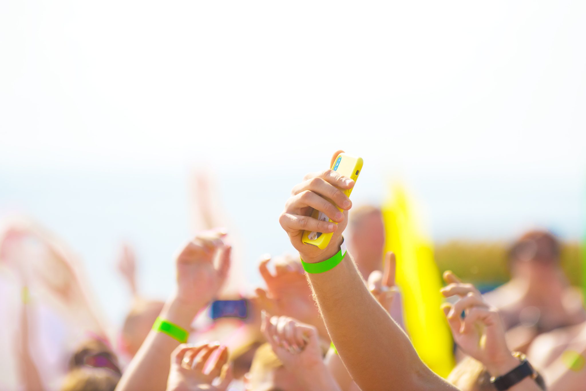 Festivalgjester med armbånd